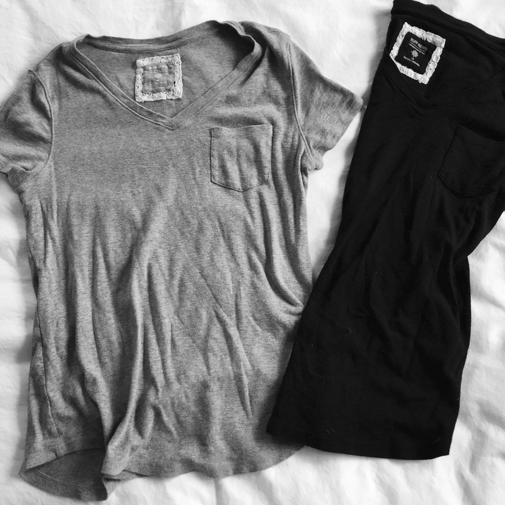 2 V-neck T’s